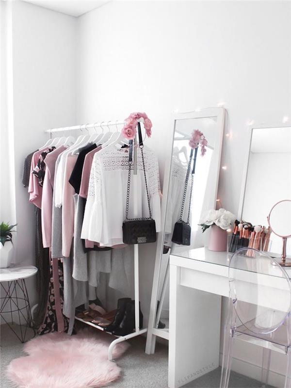 Aukšta balto metalo drabužių spinta, suaugusių moterų miegamojo dekoravimo idėja, rožinė ir balta atvira persirengimo kambario apdaila