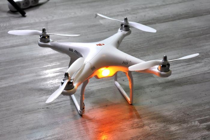 unikalus linksmas nuotoliniu būdu valdomas dronas su skraidančiu robotu