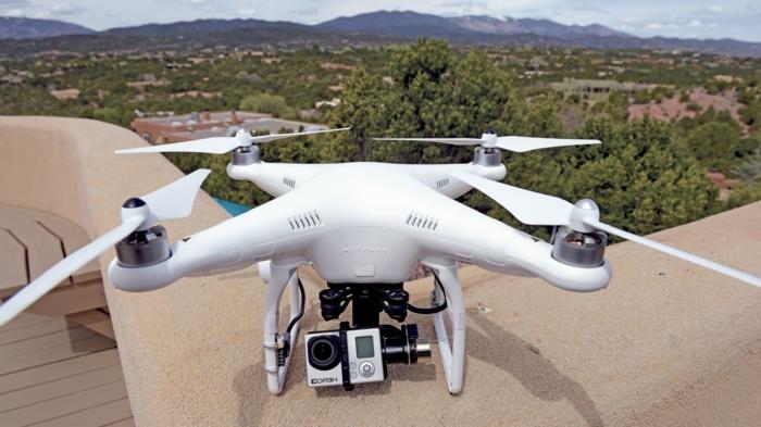 nuotoliniu būdu valdomas dronas su kamera