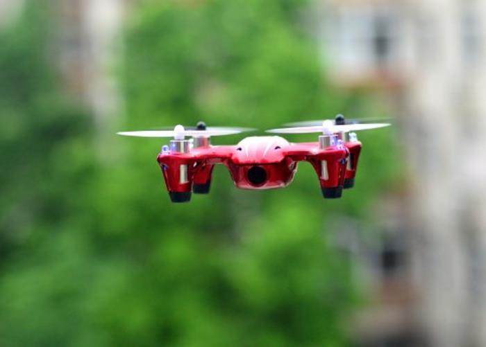 nuotoliniu būdu valdomas dronas su giro kamera