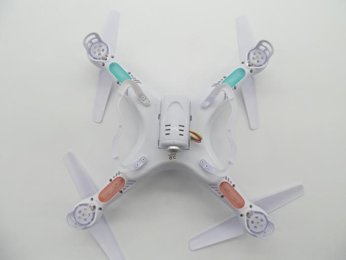 nuotoliniu būdu valdomas dronas-nuotolinio valdymo pultas nėra brangus