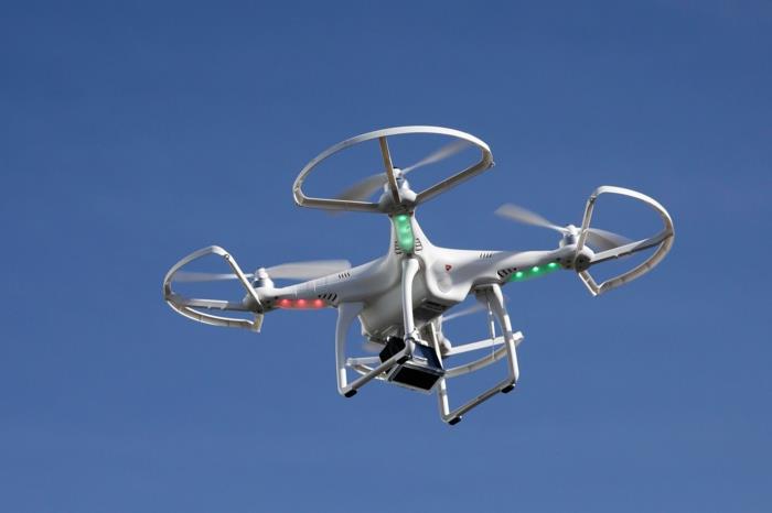 nuotoliniu būdu valdomas dronas-fantastiškas dronas su kamera