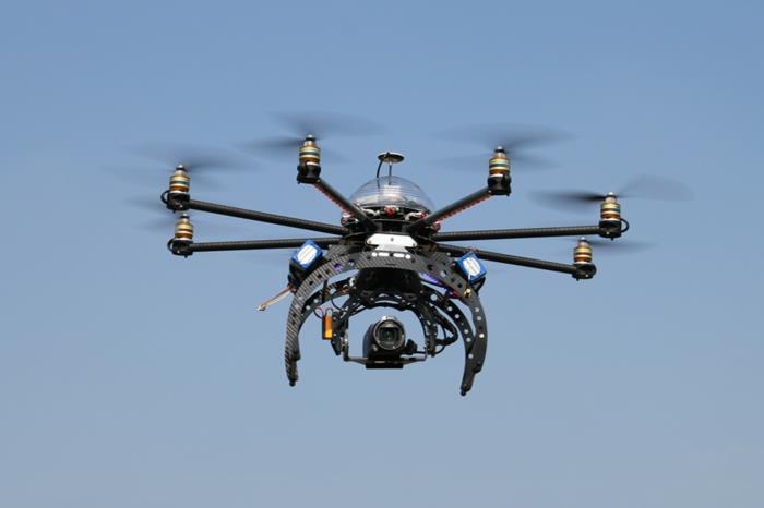 nuotoliniu būdu valdomas dronas-nuotolinis dronas su kamera