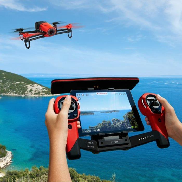 nuotoliniu būdu valdomas dronas-gražus dronas su nuotolinio valdymo pultu