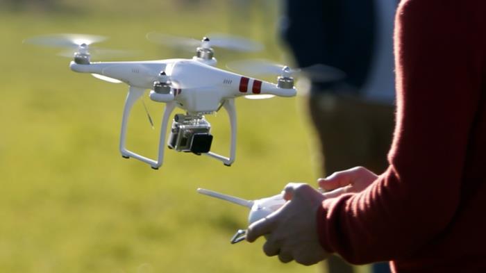 nuotoliniu būdu valdomas dronas-gražus modelis-balta