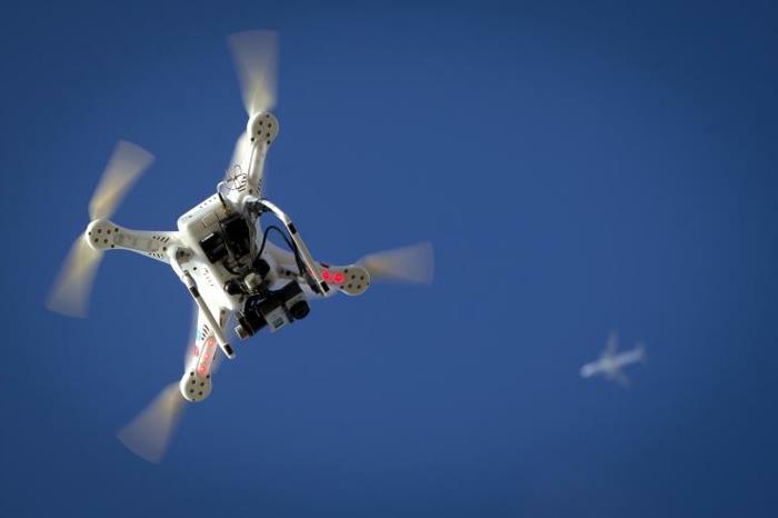 nuotoliniu būdu valdomas dronas-skraidantis dronas-po lėktuvu