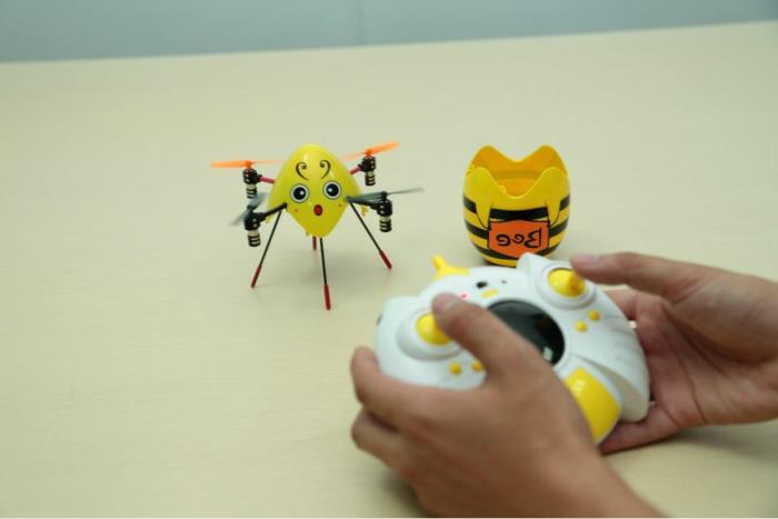 nuotoliniu būdu valdomas dronas-šiek tiek geltonas-dronas-kietas žaislas