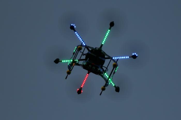 nuotoliniu būdu valdomas dronas-skrydis-per naktį