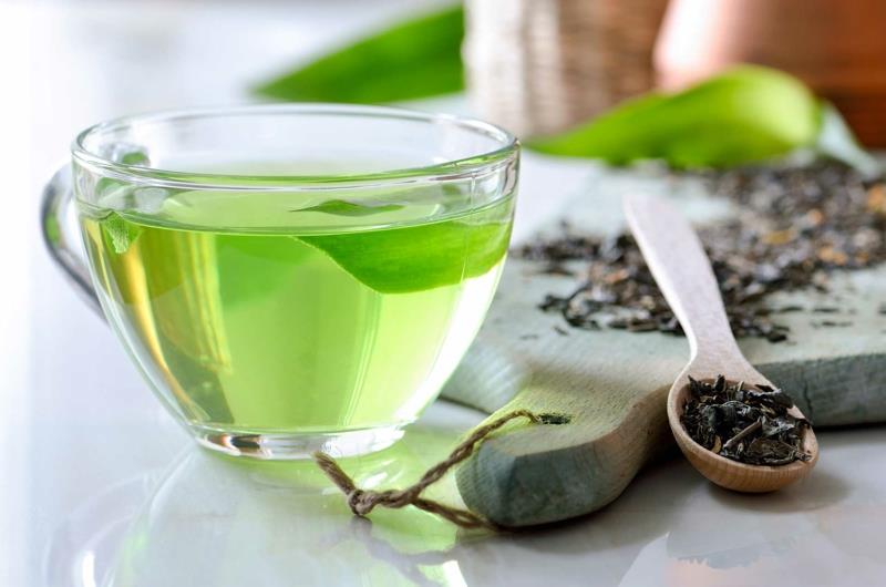 razstrupite jetra s kozarcem zelenega čaja in leseno desko