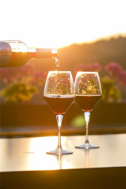 Bir kadeh şarap, bir hasienda'da gün batımında kırmızı şarap içmek, güzel taşra manzarası, sevgililer günü görüntüsü, romantik sevgililer günü kalp görüntüsü