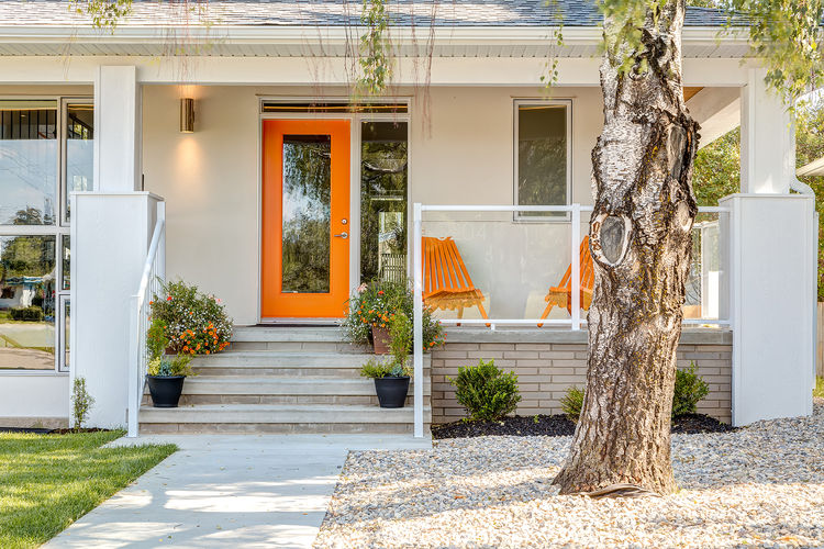 Colore arancione per porte e mobili da giardino