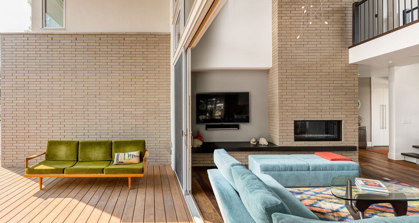 Interno del soggiorno con accesso al cortile