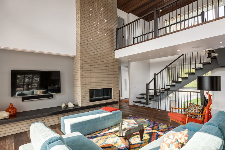 Design moderno e accogliente del soggiorno con camino