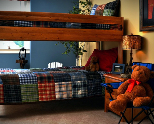 Patchwork di coperte su un letto a castello