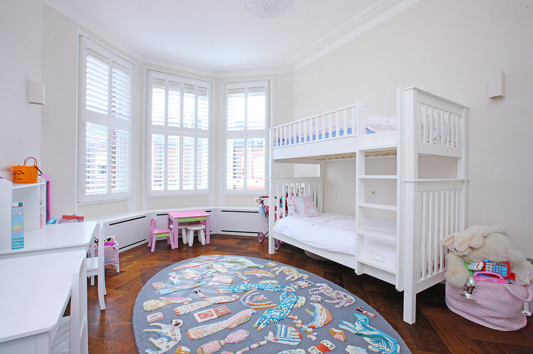 Letto a castello bianco tavolo rosa vicino alla finestra