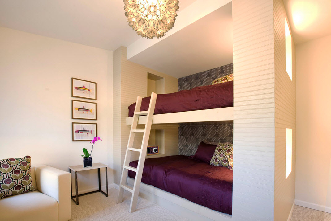 Copriletto bordeaux su letto a castello