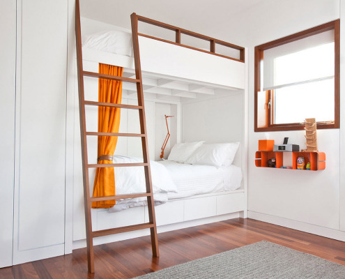 Letto a castello bianco con scaletta marrone