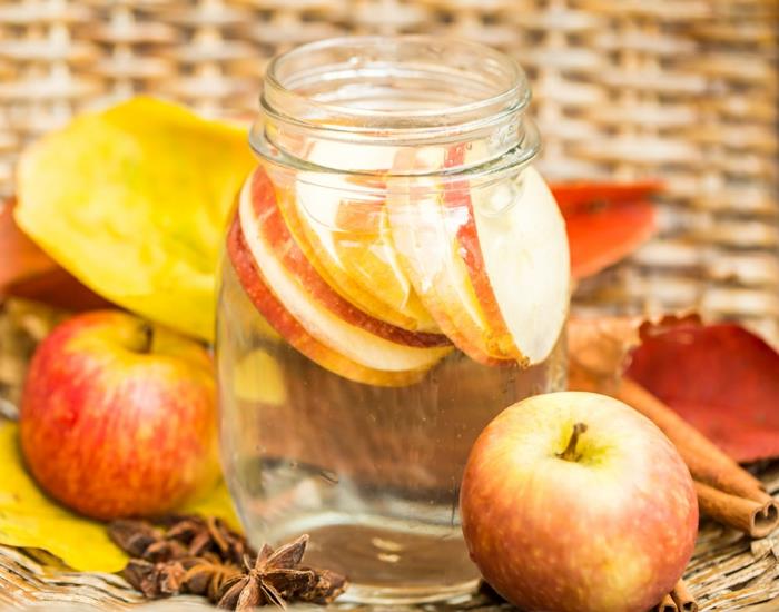 detoksikuojantis vanduo su obuoliais ir cinamonu pagreitina medžiagų apykaitą