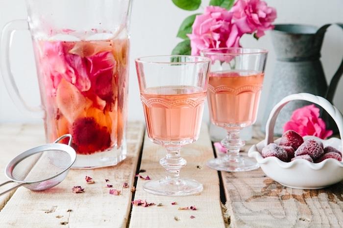 Pijača za hujšanje s cvetovi vrtnic za razstrupljanje ingverja in jagode