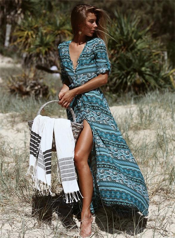 graži paplūdimio išvaizda su ilga suknele su užsegamu V formos iškirpte, šviesiai žalios ir mėlynos spalvos vasaros suknelės modeliu