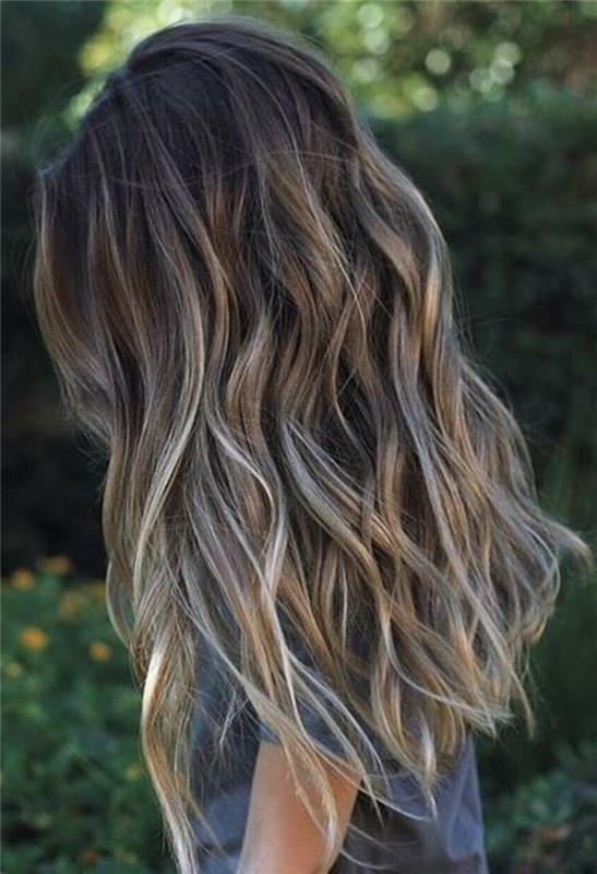 esempio di balayage capelli castani lunghi e con delle morbide wave