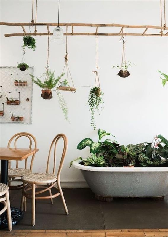 lesene lestve, obešene na strop, viseča shramba za rože, siva kad z zelenimi rastlinami, lesena miza in stoli