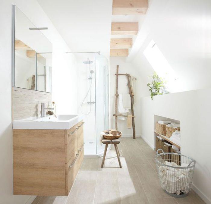 Saçak altında parlak ahşap ve beyaz banyo, modern banyo mobilyaları, ahşap tabure, çamaşır sepeti, ahşap merdiven