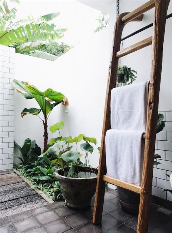 Lestve za brisače, iz surovega lesa za zunanjo kopalnico, več zelenih rastlin