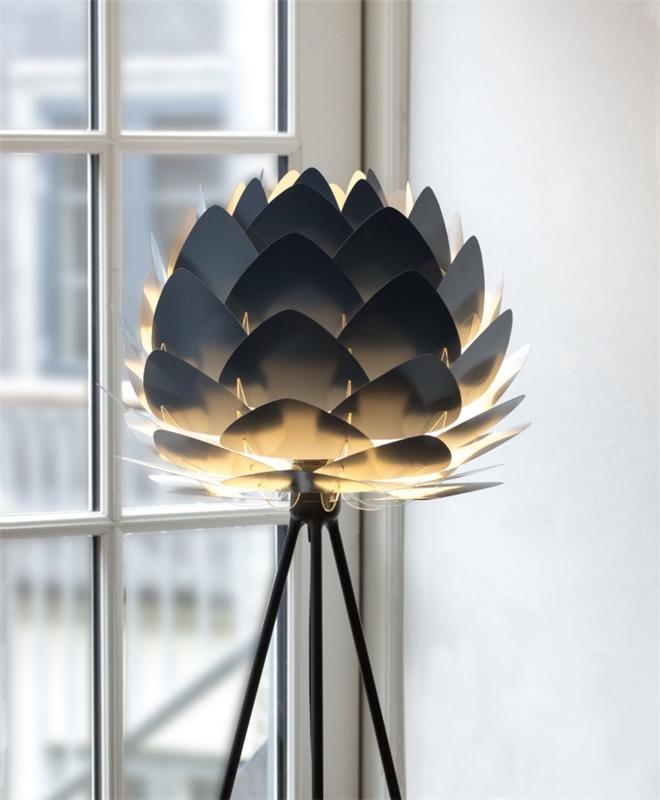 beyaz bir pencerenin önünde siyah ayaklı antrasit renkli origami çiçek tasarımlı modern lamba modeli