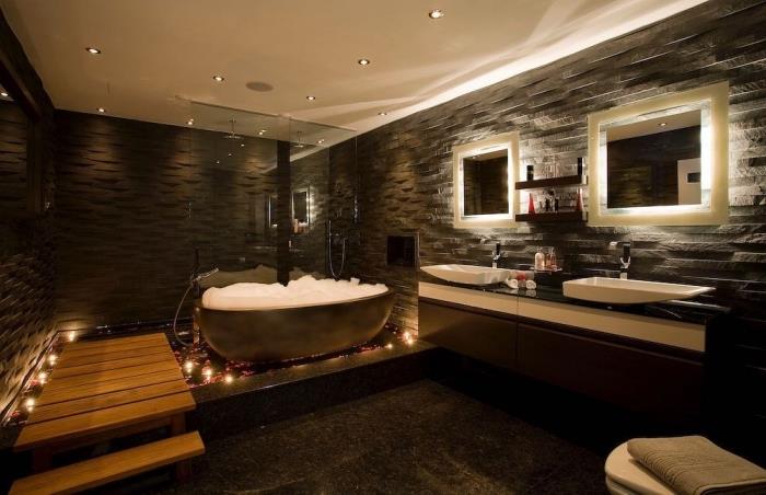 „Zen“ vonios kambario idėja su tamsiomis akmeninėmis sienomis ir baltomis lubomis su mediniais laiptais, vonios kambario išdėstymas su vonia ir dušo kabina