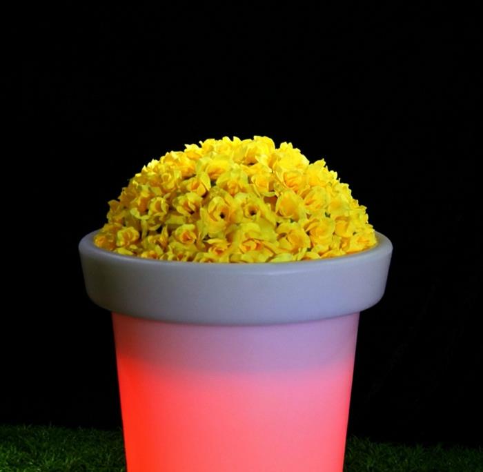 svetlo-roza-cvetlični-lonec-vrt-razsvetljava-rumeno-cvetje