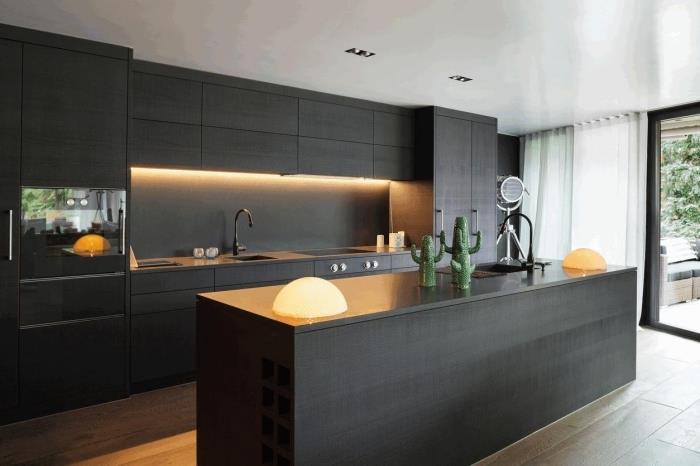 modaya uygun koyu renkler mutfak modeli, mat siyah ve ahşapta orta ada ile lineer açık mutfak tasarımı