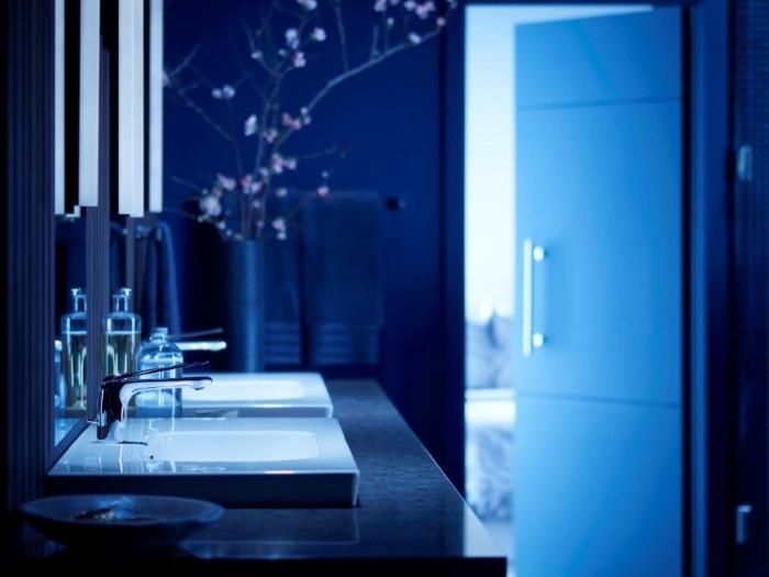 temno modra barva v trendovskem dizajnu kopalnice leta 2018, sodoben model umivalnika z neonsko razsvetljavo