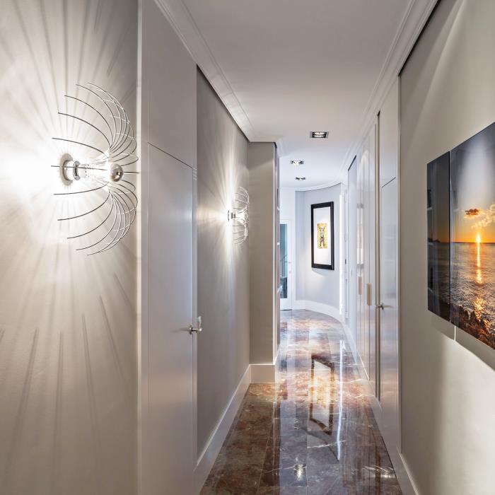 led tavan aydınlatması ve dijital boyama ile gri ve beyaz duvarlı lüks modern koridor tasarımı