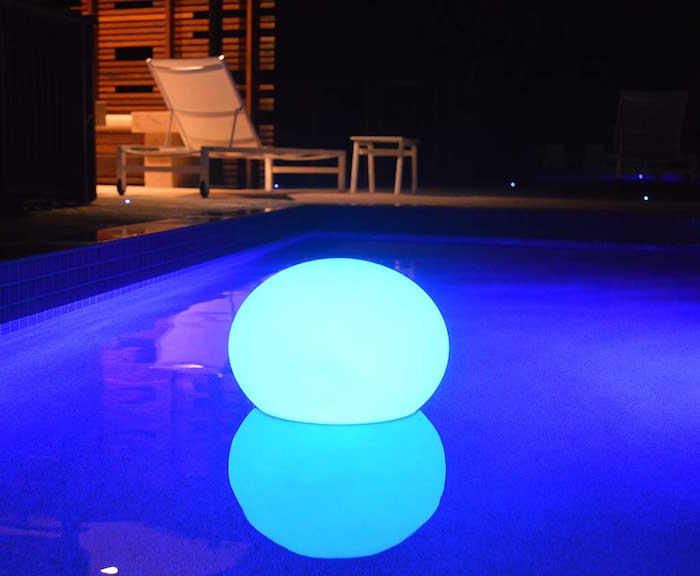 baseino apšvietimas-led-kamuolys-šviesa-plaukiojantis-sodo-vandens apdaila