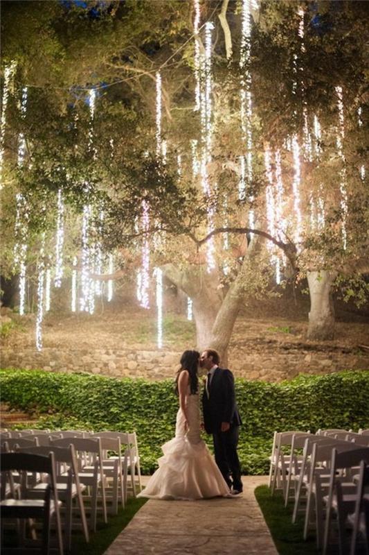 romantiškas-apšvietimas-medžio apdaila-romantiškas-apšvietimas-romantiškas-dekoravimas-vestuvėms