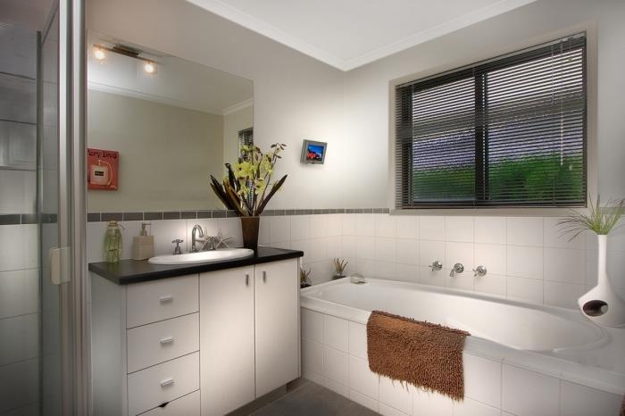 ideje za kopalnico v majhnem prostoru s svetlo sivimi stenami z belimi ploščicami, kopalniški dekor s tušem in kadjo