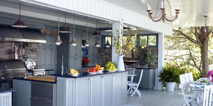 nerūdijančio plieno kepsninės ar lauko kepsninės pasirinkimas, dengtas sodo virtuvės modelis su mediniu stogu