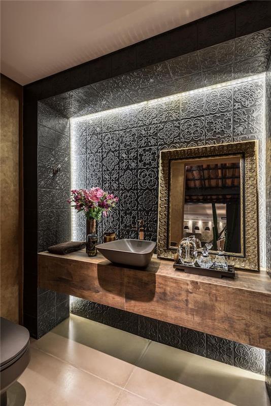 Siyah Akdeniz tarzı kiremitli duvar, altın ayna, trend banyo modeli, modern tuvalet ve banyo