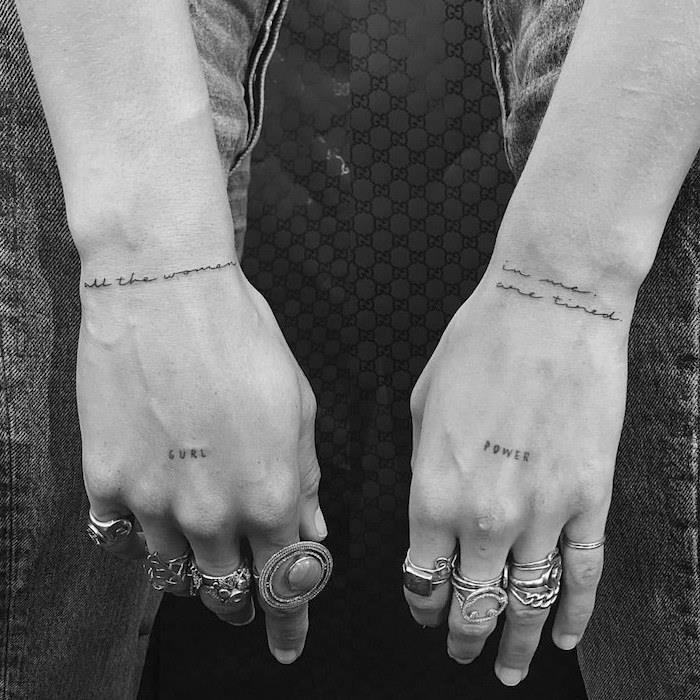hippi tarzı kadın, her parmağında yüzük olan eller, ilham verici kelimelerle ellerde küçük gizli dövme