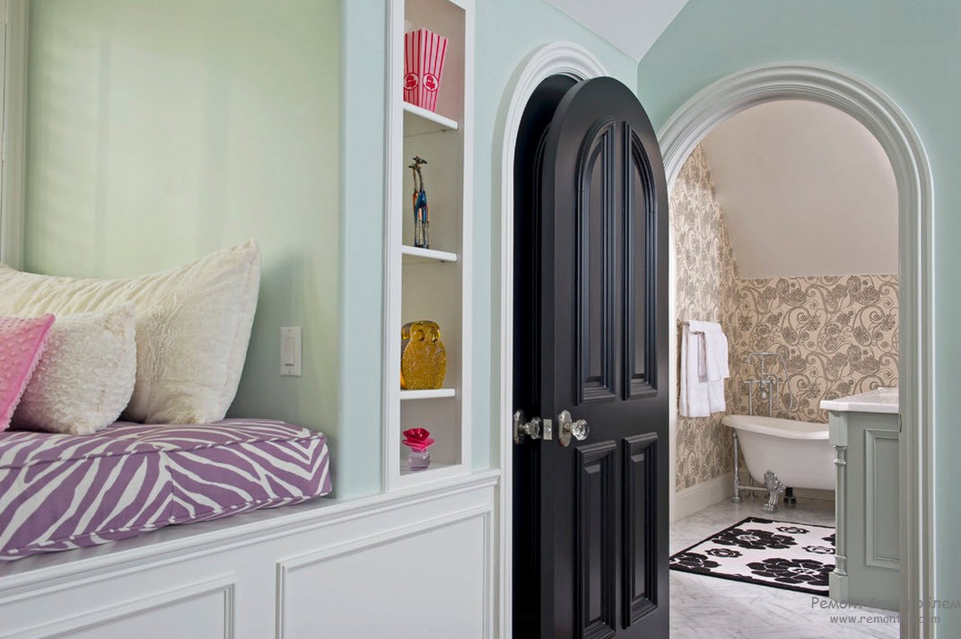 Design espetacular de um interior leve com uma bela porta preta
