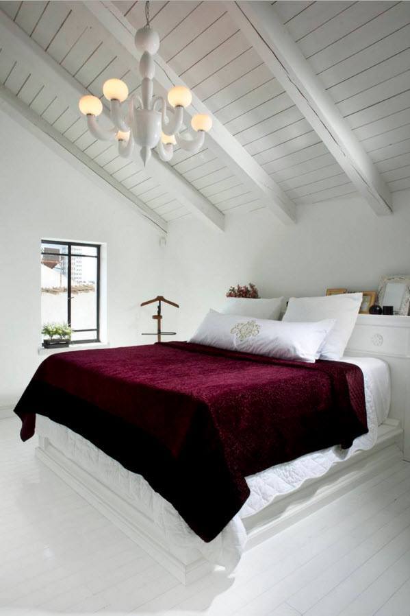 Kontrast tekstillere sahip kar beyazı yatak odası