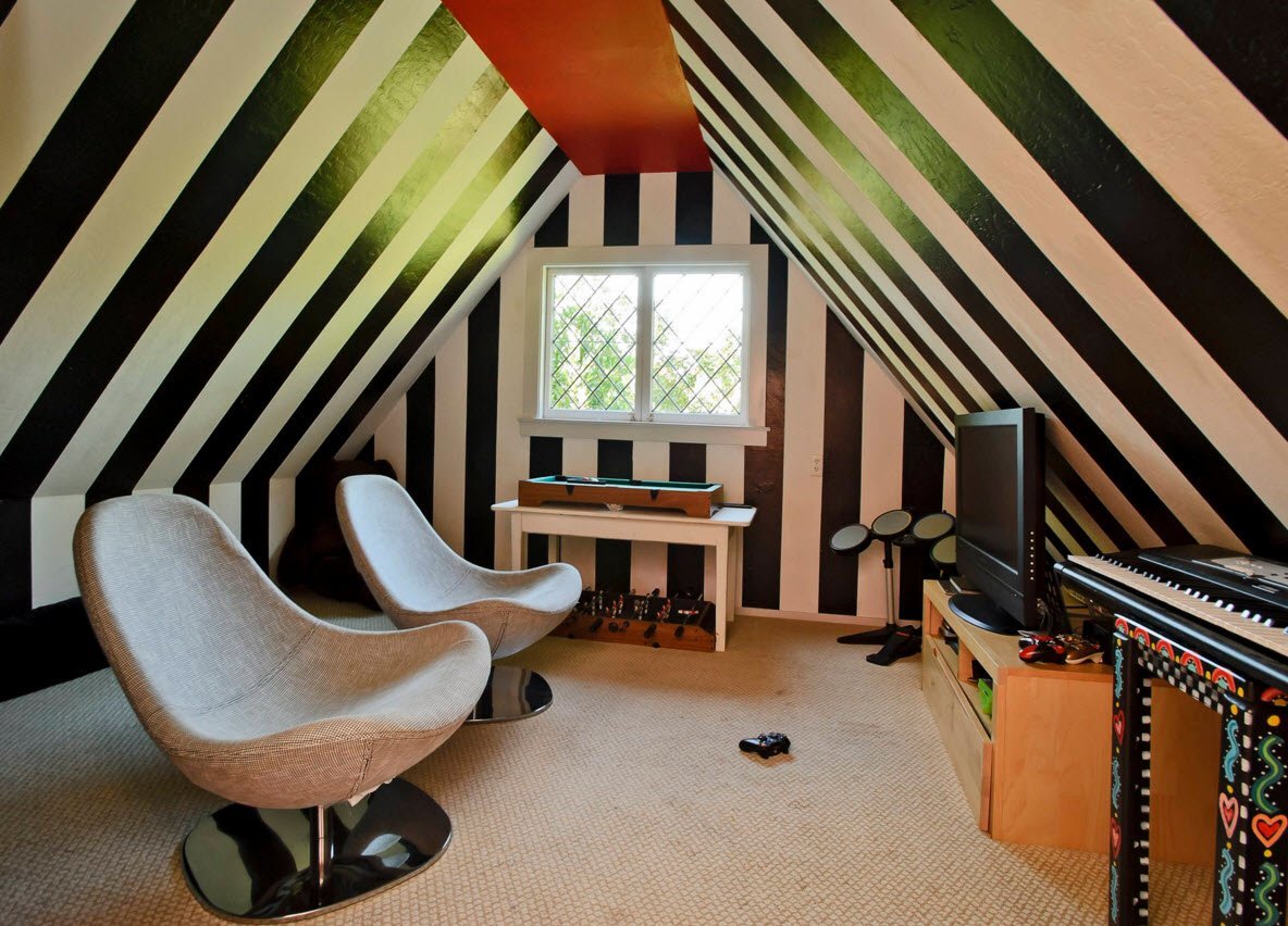 Tavan arasındaki oturma odasının olağandışı tasarımı