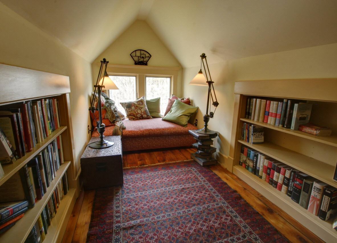 Tavan arasında ev kütüphanesi