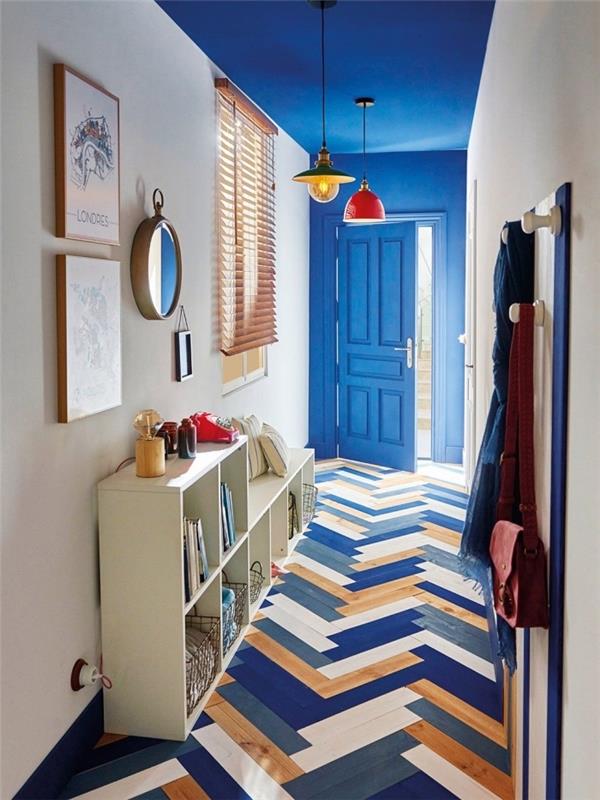 barva notranjih vrat v isti kraljevsko modri barvi stropa za lep vizualni učinek v tem dolgem in ozkem hodniku