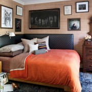 Camera da letto con un copriletto luminoso