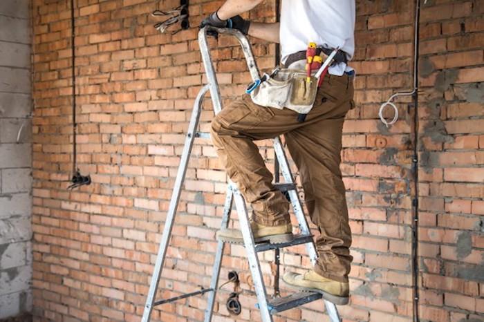 električne bež hlače za moške z uporabno opečno steno