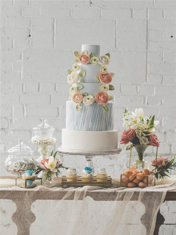 Vestuvinis tortas, iš kurio galima rinktis, gražiausias pasaulyje tortas, mėlynos ir baltos spalvos fondanto pyragas, gėlės vainike originaliam vestuvinio torto papuošimui