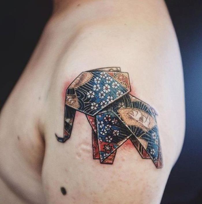 geometrijska tetovaža na rami, ki predstavlja origami slona s hindujskimi vzorci
