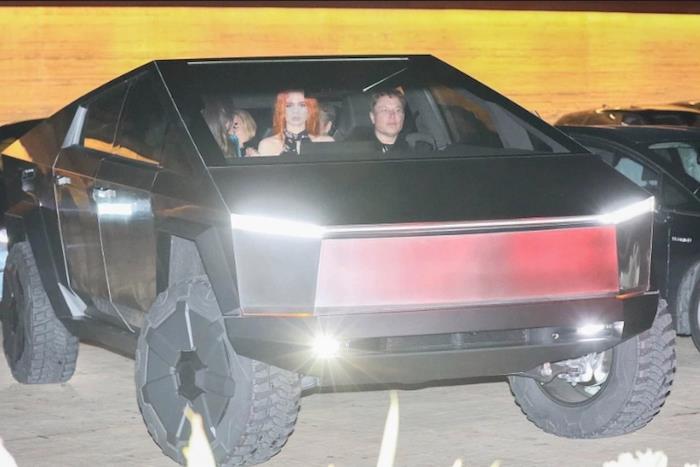 Elon Musk ve Cybertruck'ı ilk olarak Los Angeles sokaklarında görüldü.